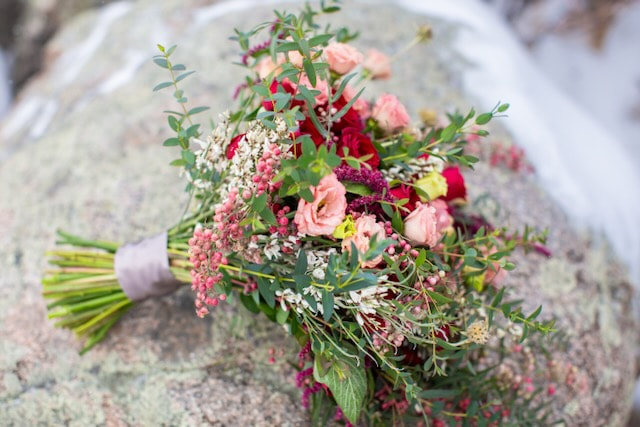 winter-elopement-bouquet